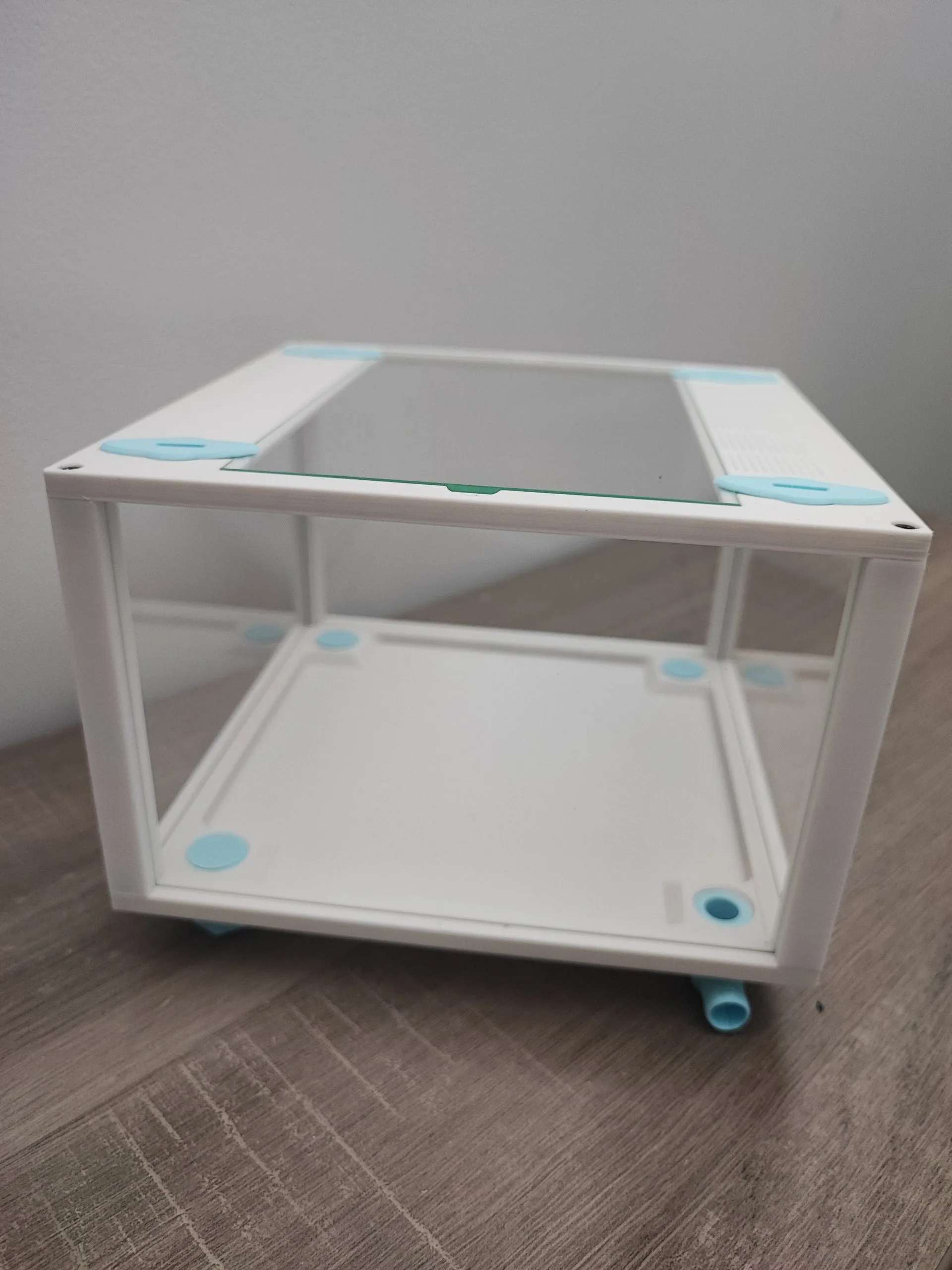 Aire de chasse en verre et impression 3D – modèle vide avant installation, couleur blanc et bleu glacier.